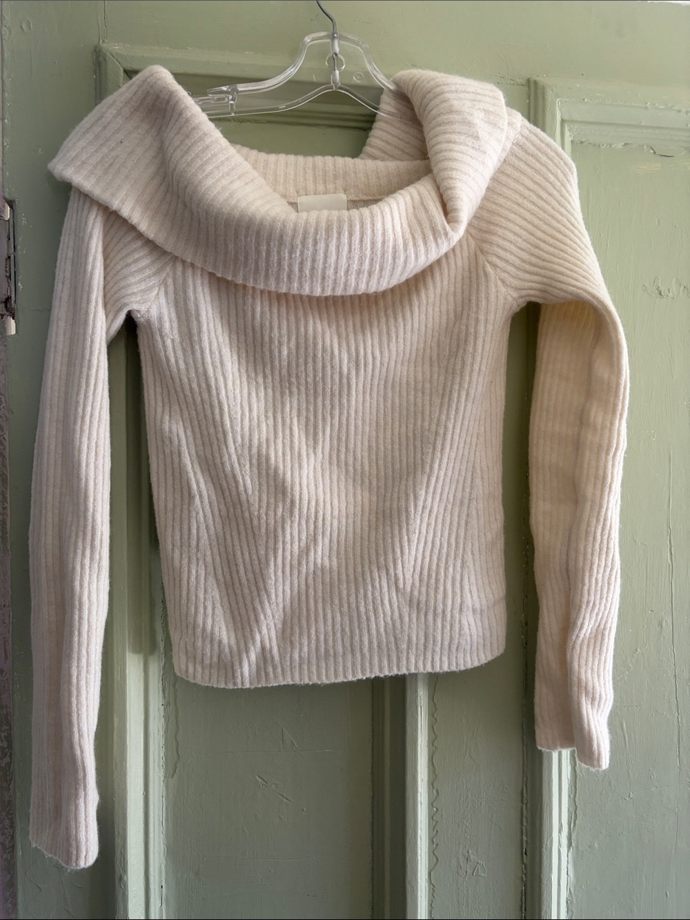 H&MCozy Off-White Ribbed Off-Shoulder Sweater